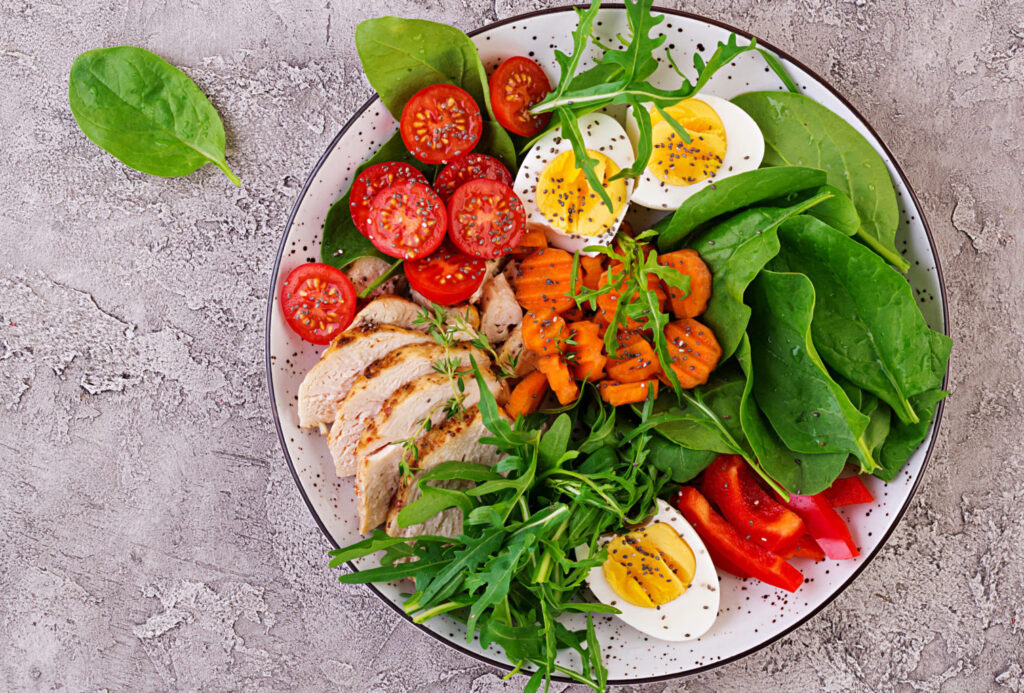 Mix de legumes, frutas, chás e proteínas, mostrando opções saudáveis para qualquer dieta