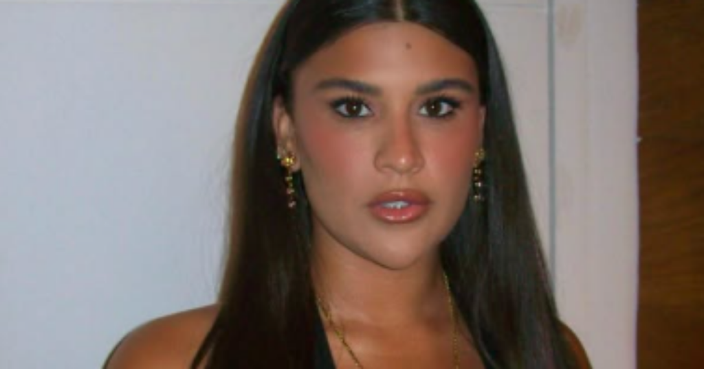 Giulia Costa, filha de Flávia Alessandra, discutindo a dermatilomania.