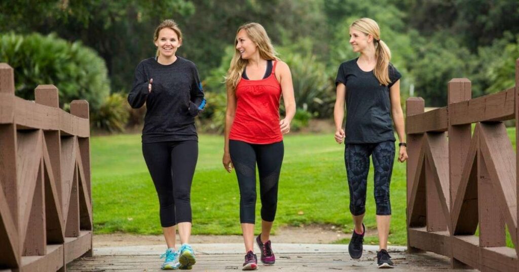 Pessoa caminhando em um parque durante o dia, revitalizando seu corpo após o Carnaval