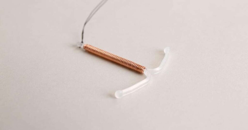 Mulher conversando com obstetra sobre o DIU