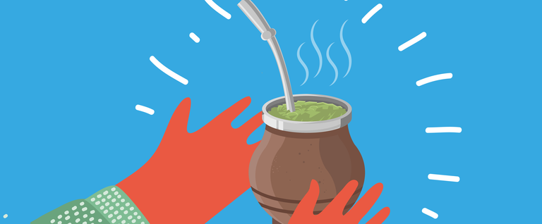 Copo de chimarrão quente com erva mate, representando os riscos associados ao consumo de bebidas quentes