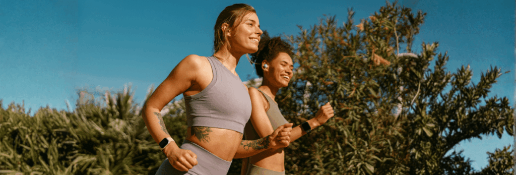 Uma pessoa em um ambiente social, demonstrando sinais de nervosismo e ansiedade, simbolizando a Síndrome de Ansiedade Social.