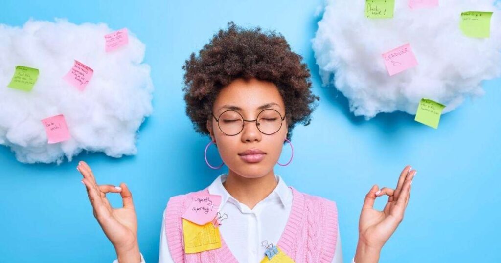 Praticante de yoga em um ambiente corporativo, simbolizando bem-estar e foco no trabalho