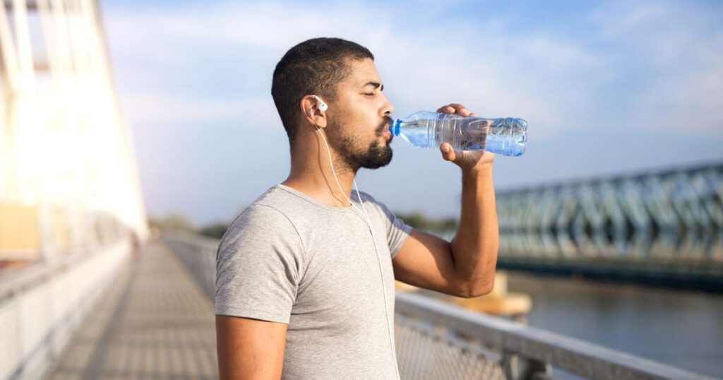 Garrafa de água sobre uma mesa com fundo desfocado