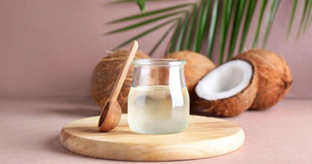 Coco fresco em um fundo natural representando saúde e emagrecimento