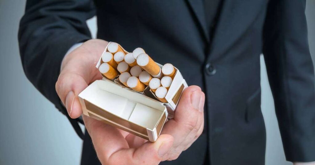 Comparação entre narguilé e cigarro, destacando os riscos à saúde