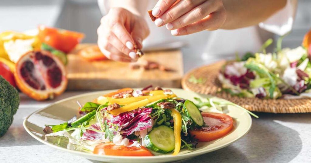 Frutas e vegetais frescos em uma mesa, representando a dieta mediterrânea e seus benefícios para a saúde.