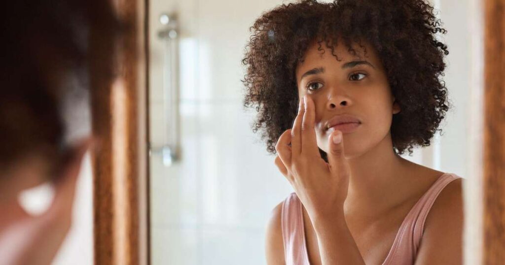 Mulher com pele saudável meditando em um ambiente tranquilo