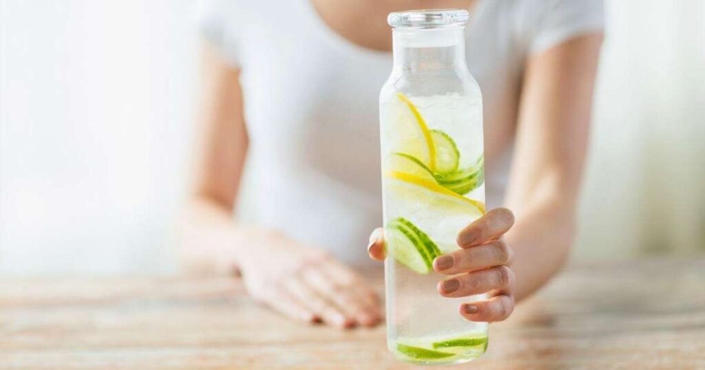 Diferentes bebidas refrescantes e hidratantes sobre uma mesa, incluindo leite desnatado, suco de laranja e chá gelado.