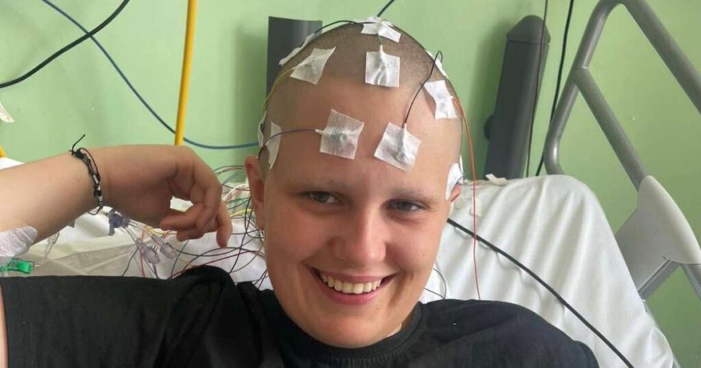 Jovem mulher utilizando um chatbot de inteligência artificial para buscar informações sobre sua saúde.