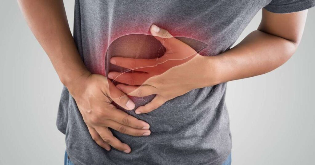 Azeite de oliva em uma garrafa com azeitonas ao fundo, simbolizando seus benefícios para a saúde do fígado.