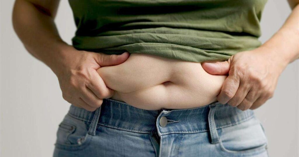 Pessoa praticando exercícios de força para acelerar o metabolismo