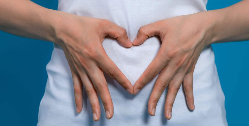 Uma variedade de alimentos saudáveis para o intestino, incluindo frutas, cereais integrais e iogurte natural.