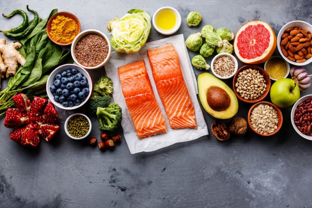 Alimentos que fortalecem a memória, incluindo peixes, chocolate amargo, abacate, café, brócolis, ovos e castanhas.