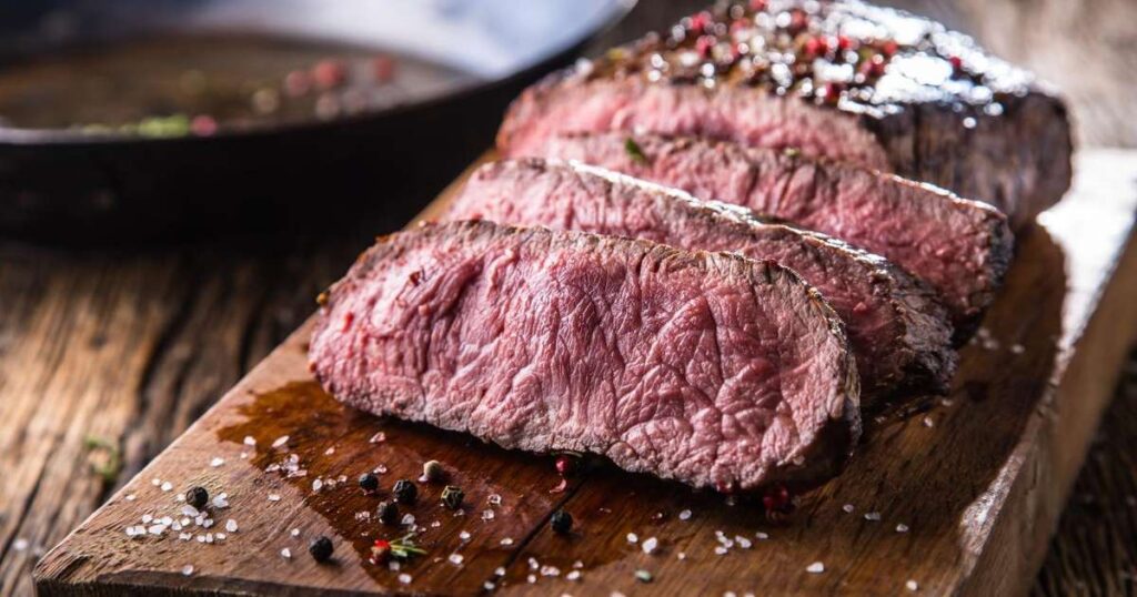 Brasileiro refletindo sobre escolhas alimentares com destaque para proteína e saúde