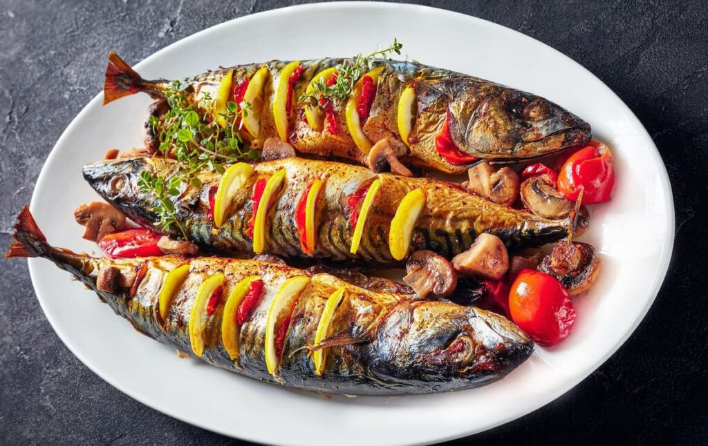 Prato saudável da dieta atlântica com peixes, vegetais e grãos integrais