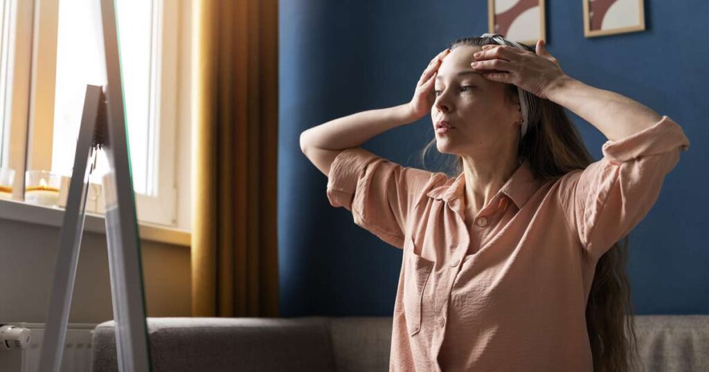 Mulher em estado de relaxamento, simbolizando alívio do estresse e saúde hormonal feminina.