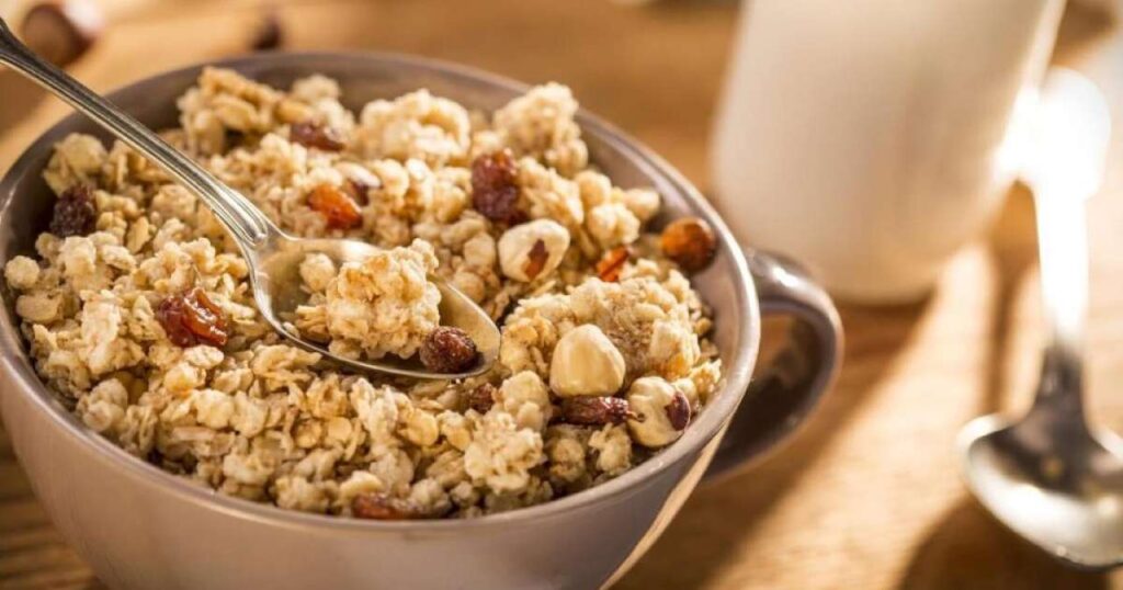 Uma tigela de granola com frutas e sementes, representando uma alimentação saudável