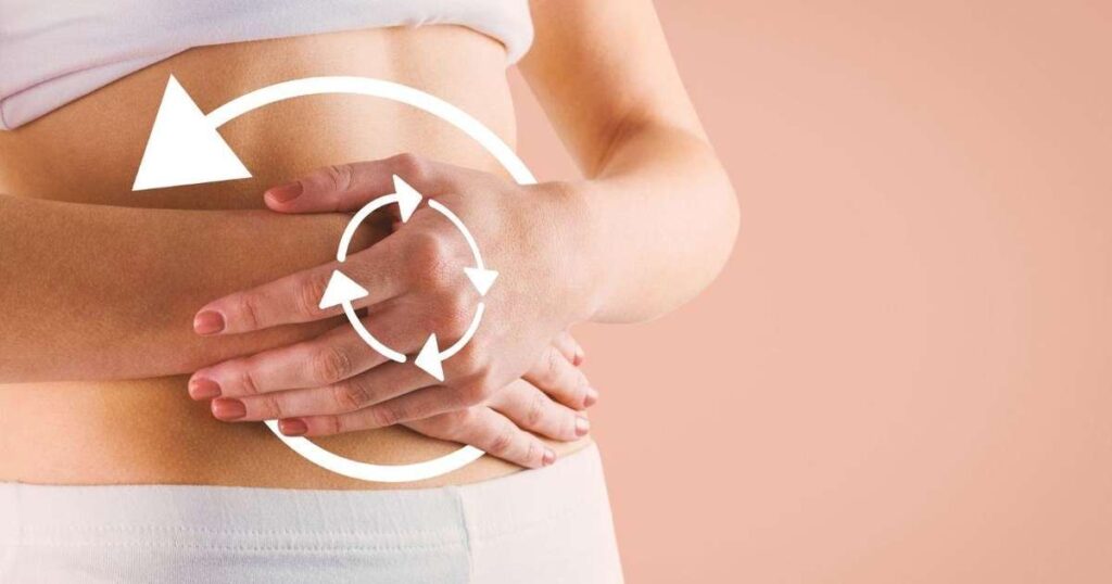 Copo de água morna com limão ao lado de frutas e sementes