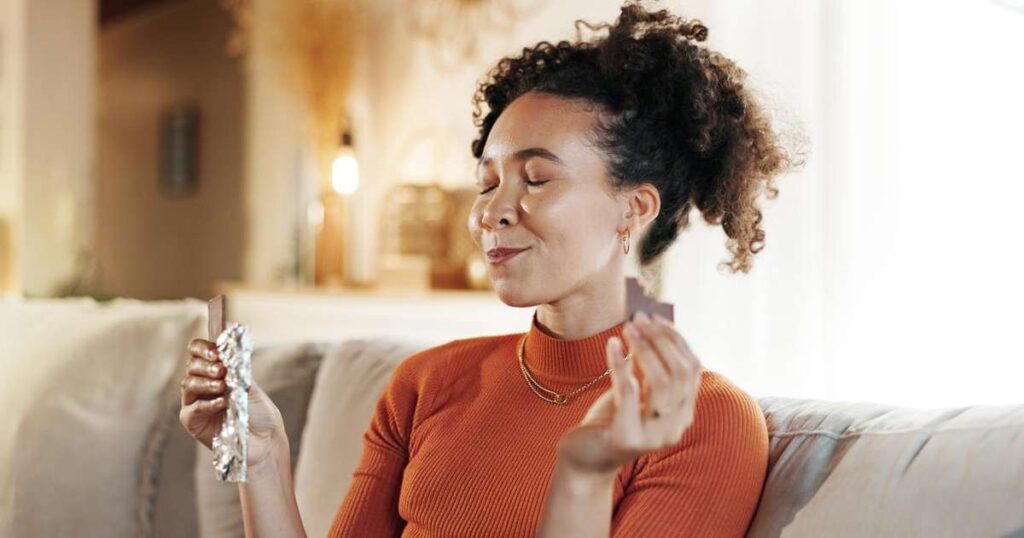 Pessoas degustando chocolate com moderação e equilíbrio.