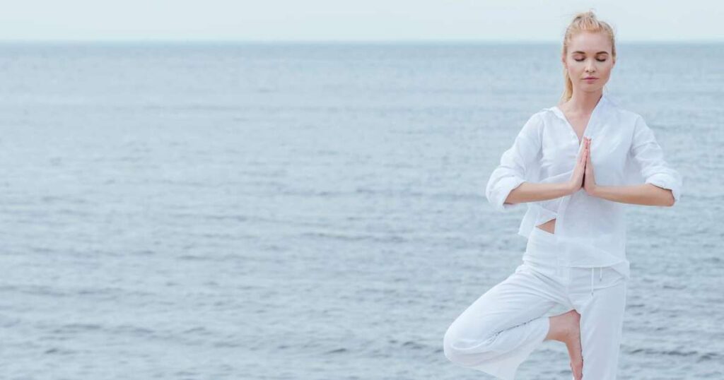 Um idoso praticando exercícios de equilíbrio em uma superfície instável para melhorar a propriocepção e prevenir quedas.