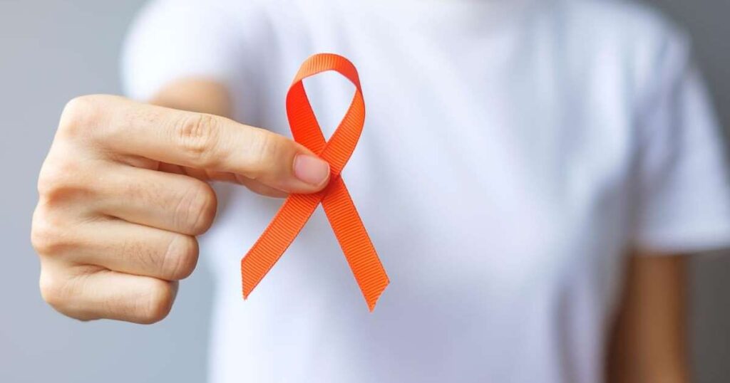 Uma imagem ilustrativa da campanha Junho Laranja, simbolizando a luta contra a leucemia com um laço laranja e elementos representativos da saúde.