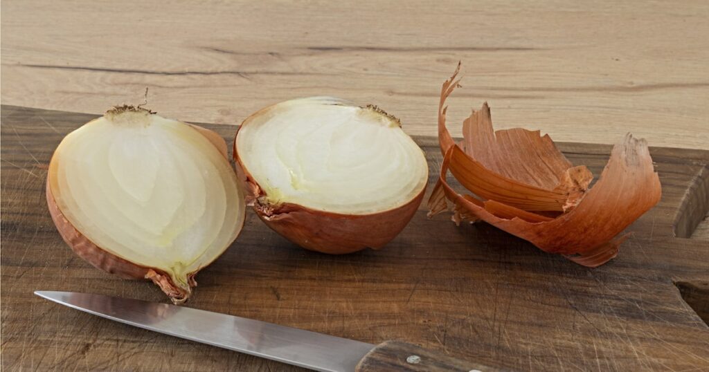 Cebola cortada em um recipiente