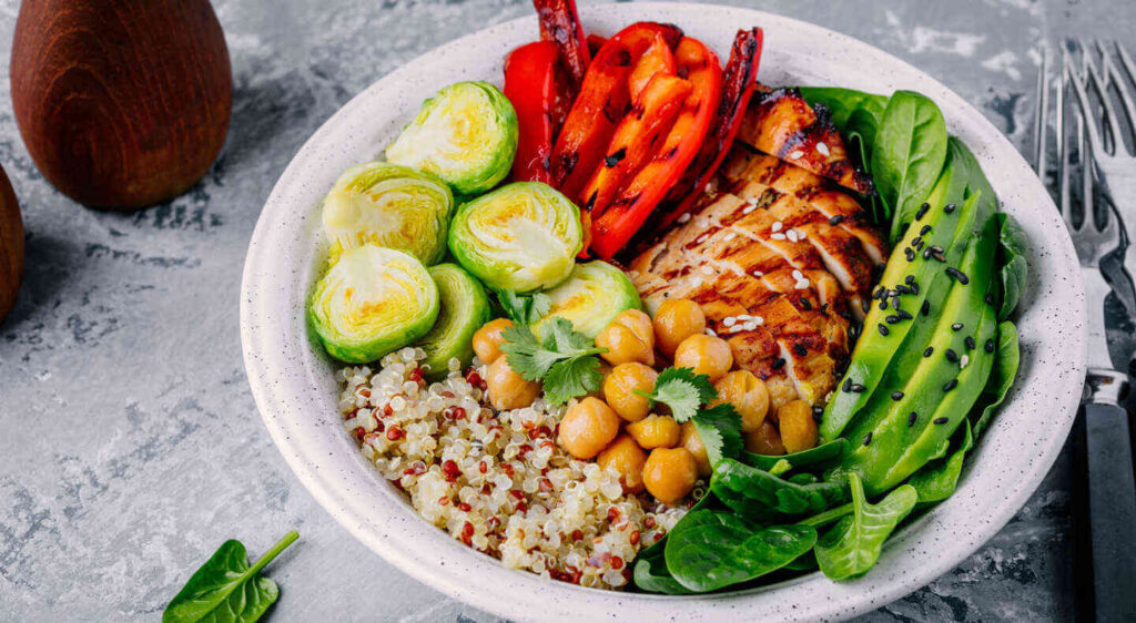 Seis alimentos para aumentar a massa magra rapidamente: arroz, frango, grão-de-bico, leite, ovo e soja.