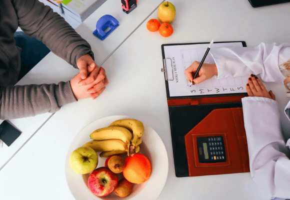 Nutricionista revisando plano alimentar para paciente sob tratamento com agonistas de GLP-1.